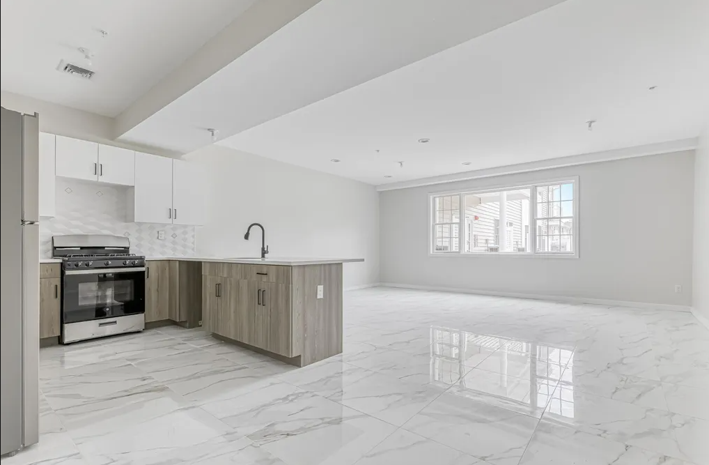 129 Spring St - 127 Spring St. 208